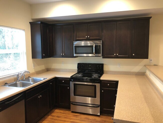 Building Photo - 3 Bed 2 Bath Single Family Home - Students Welcome!