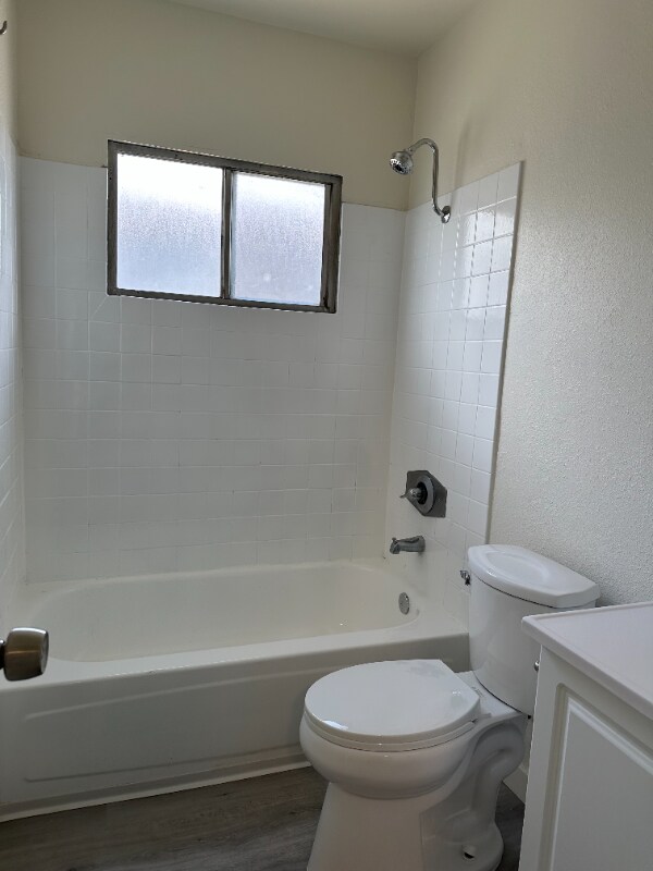 Building Photo - 897 Center St