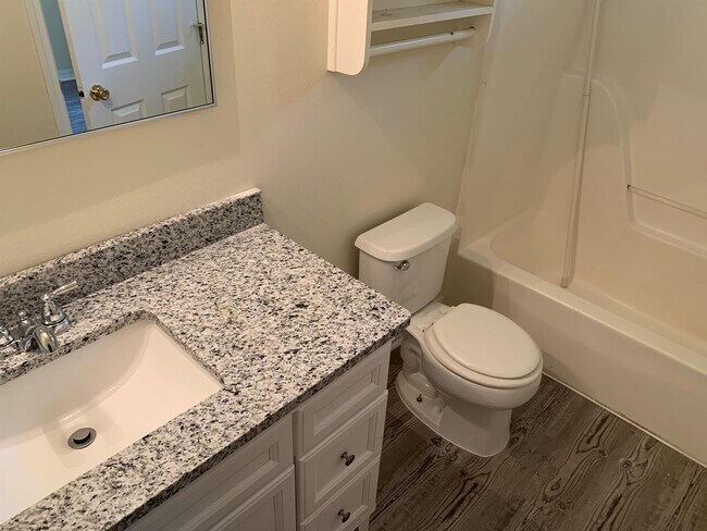 Building Photo - 2717 Bay Club Dr