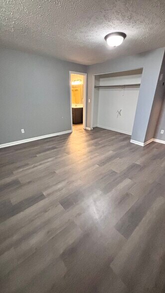 Building Photo - 3420 Parkwood Dr