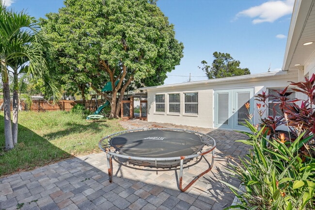 Building Photo - 541 40th Ave NE