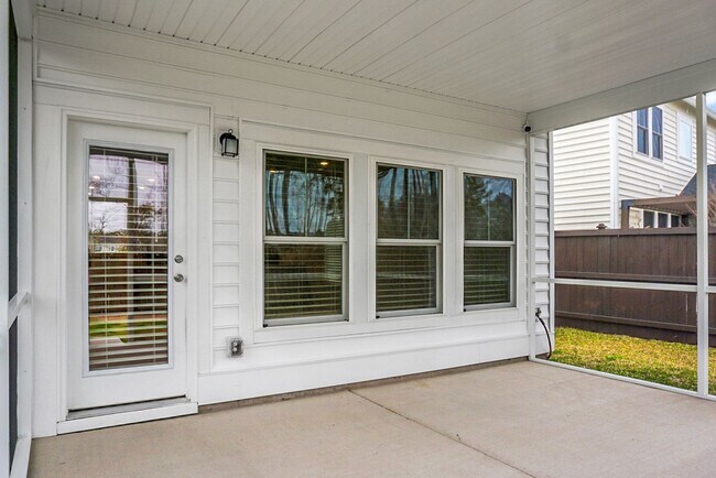 Building Photo - 5 Bedroom, 3.5 Bath, Beautiful Summerville Home, Master on Main