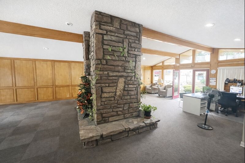 Building Photo - 410 Oakwood Ave