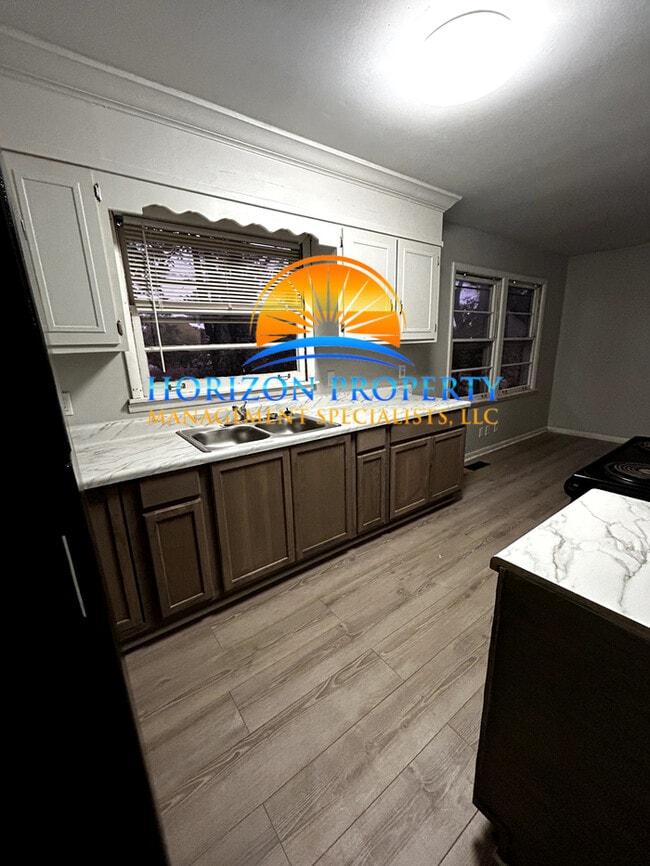 Building Photo - 4604 Lakeview Dr NW