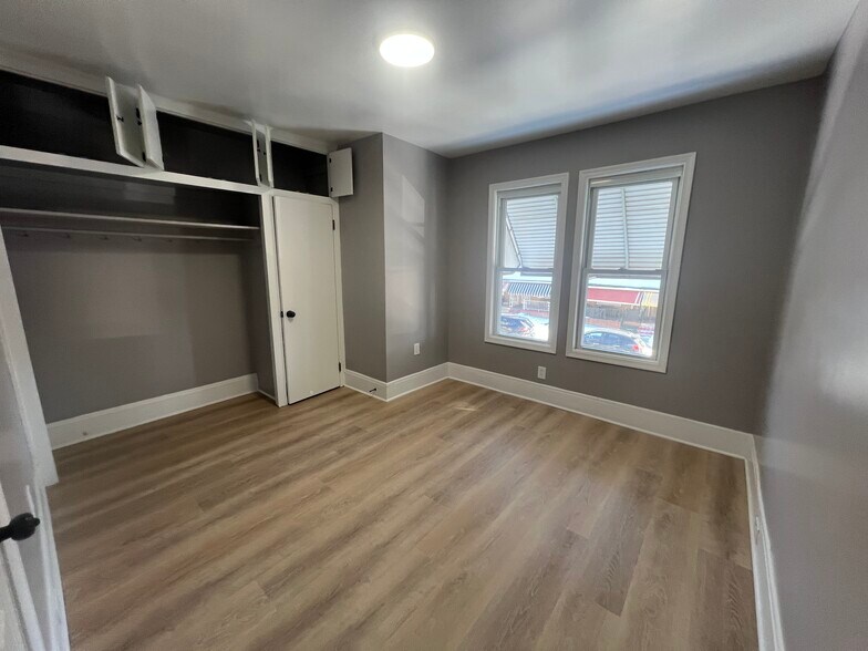 Building Photo - 1018 W 8th St