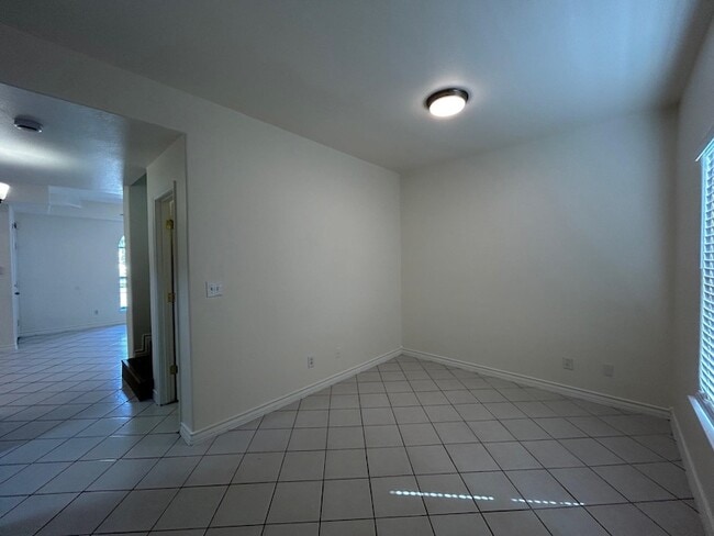 Building Photo - 1000 Ranchway Dr