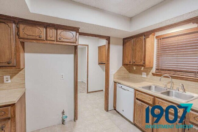 Building Photo - SPECIAL OFFER! Move In Now & Get 50% Off Your First & Second Month's Rent!  Spacious 5-Bedroom Ho...