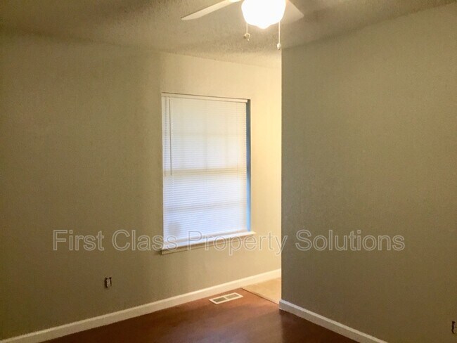 Building Photo - 9725 NE 2nd St