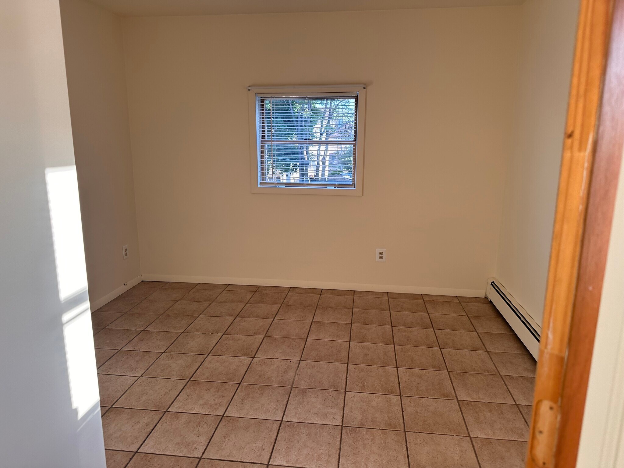 Building Photo - 12 Maple Pl