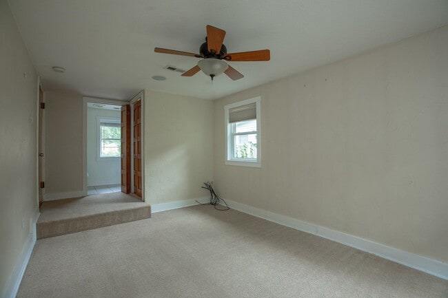 Building Photo - Charming 3 bedroom/2 bathroom Single Family Home!