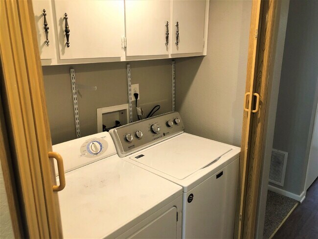 Building Photo - Captivating Townhome Ready For Move In!