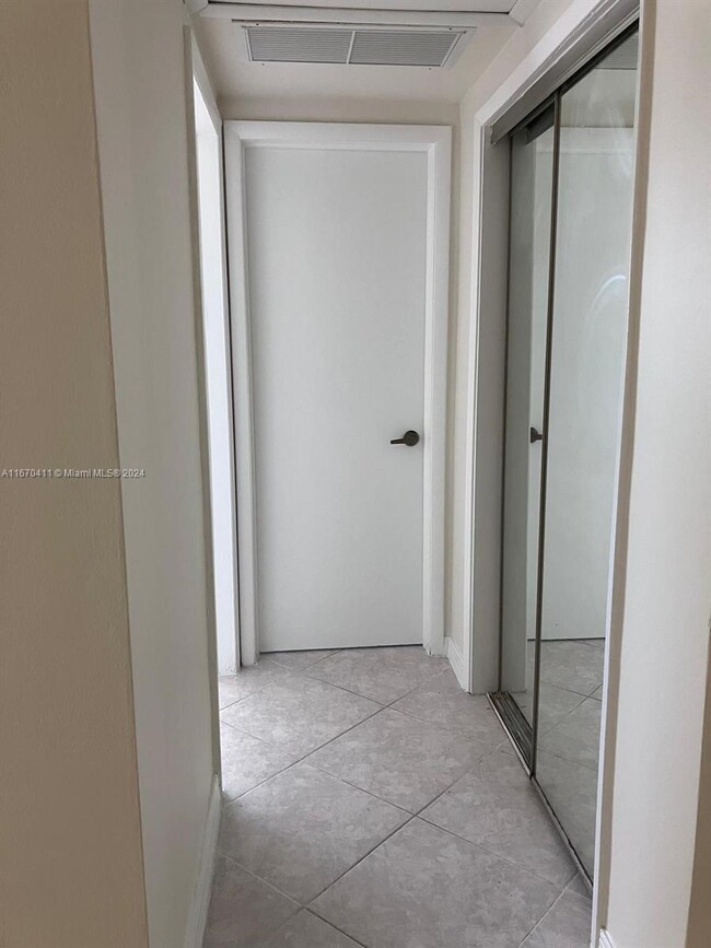 Building Photo - 1 bedroom in Hallandale FL 33009