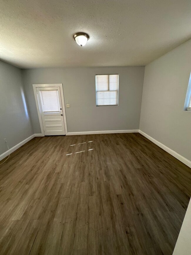 Building Photo - Fully Renovated 2/1-Single Family  Available for Immediate Rent!