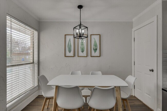 Building Photo - 516 Maywood Ln