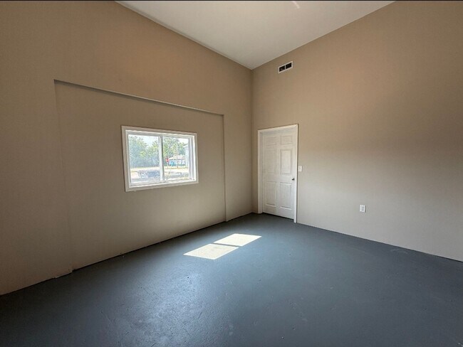Building Photo - Blue Mound 1 bed, 1 bath