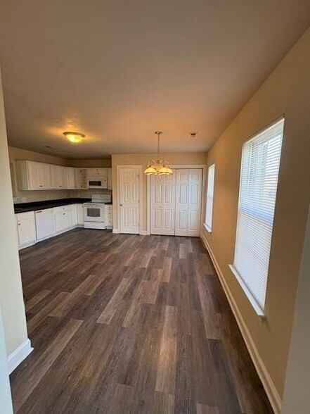 Building Photo - 325 S Square Dr