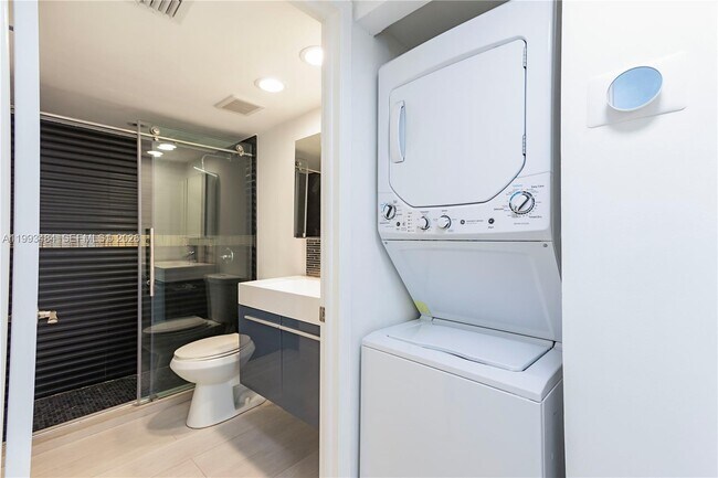 Building Photo - 1621 Collins Ave