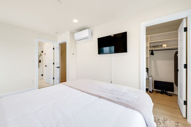 Building Photo - 823 NE 70th St