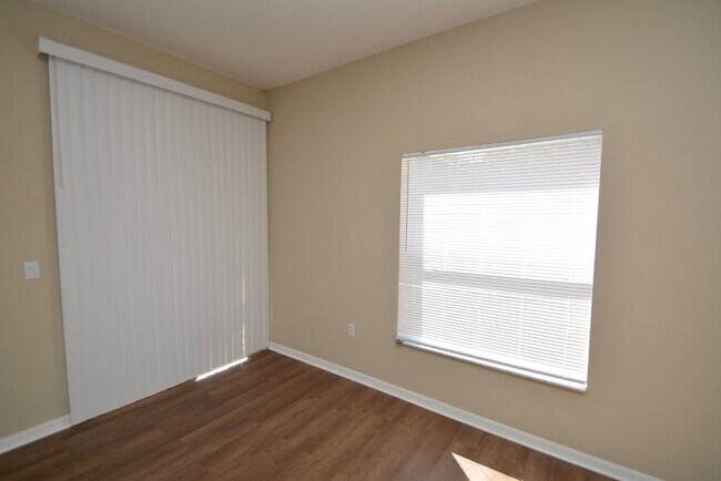 Building Photo - Pool Home with 4 bed, 2 bath located in Se...