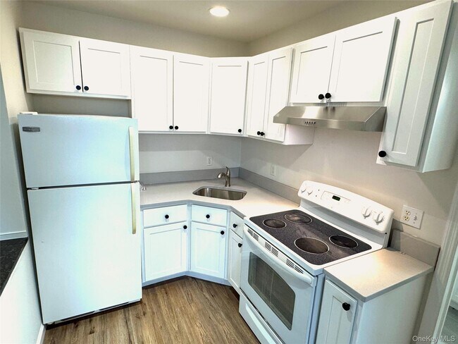 Building Photo - 315 Main St