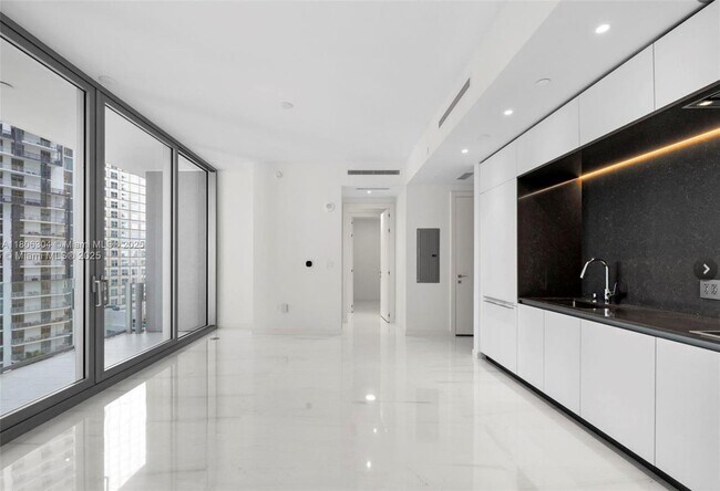 Building Photo - 300 Biscayne Blvd Way