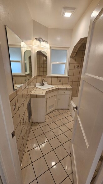 Common Bathroom - 4049 Tilden Ave