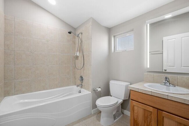 Building Photo - Immaculate Urban Townhome in Famed Alaska ...