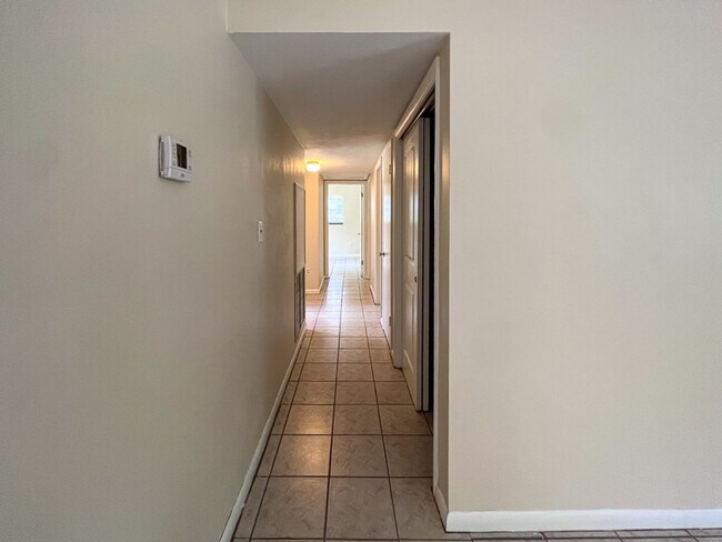 Building Photo - 4BR/3BA with Detached Garage Conversion Available Mid August! *Application Pending*