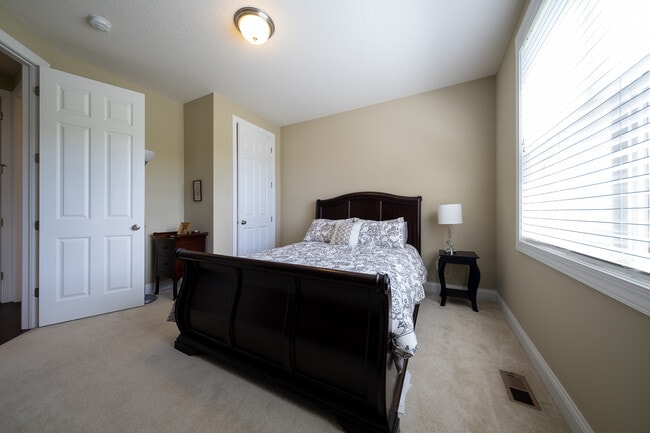 Building Photo - 727 Aster Rd