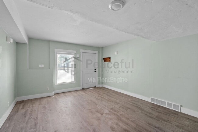 Building Photo - 1425 Mandalay Rd W