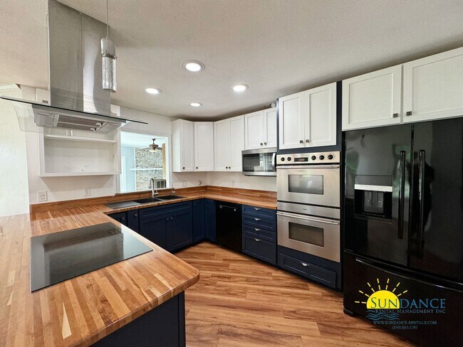 Building Photo - Stunning 3 Bedroom Home in Shalimar with In-ground Pool!