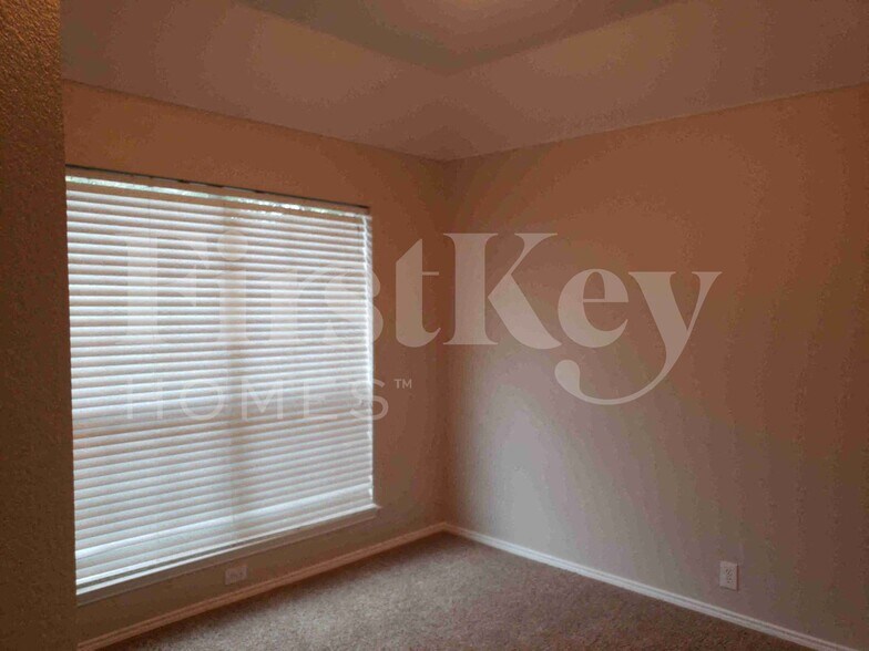 Building Photo - 707 Geary Dr