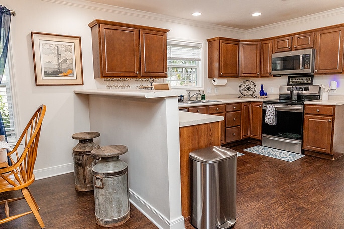 Full Kitchen w/ Dishwasher & Induction Oven - 1004 Pecan St