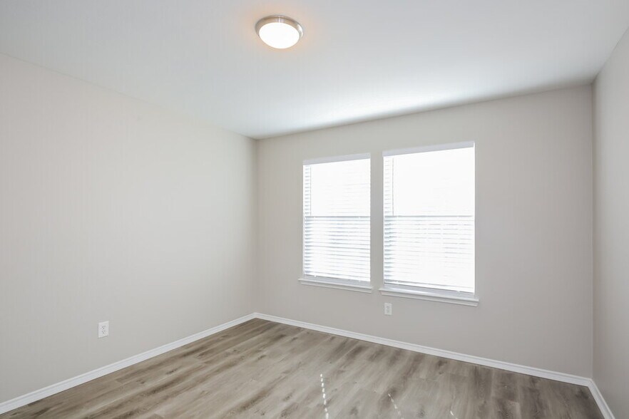 Building Photo - 2217 Midbury Dr