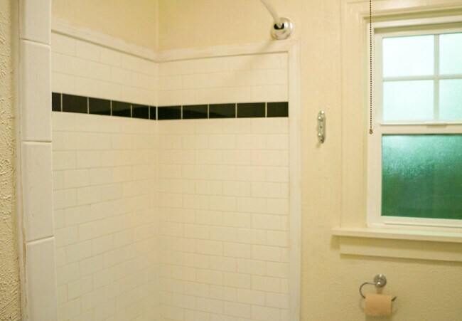 Building Photo - Cottage Cutie in John's Landing: HWs, Big ...