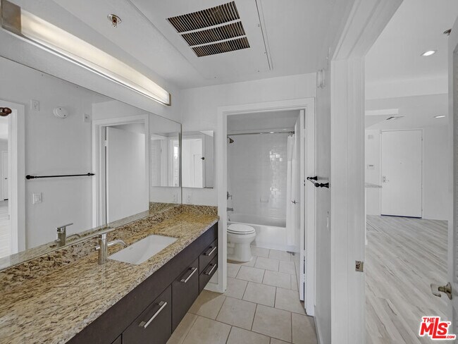 Building Photo - 585 N Rossmore Ave