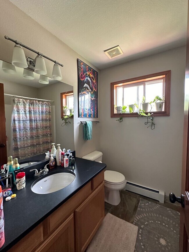 Building Photo - 850 Mountain View Dr