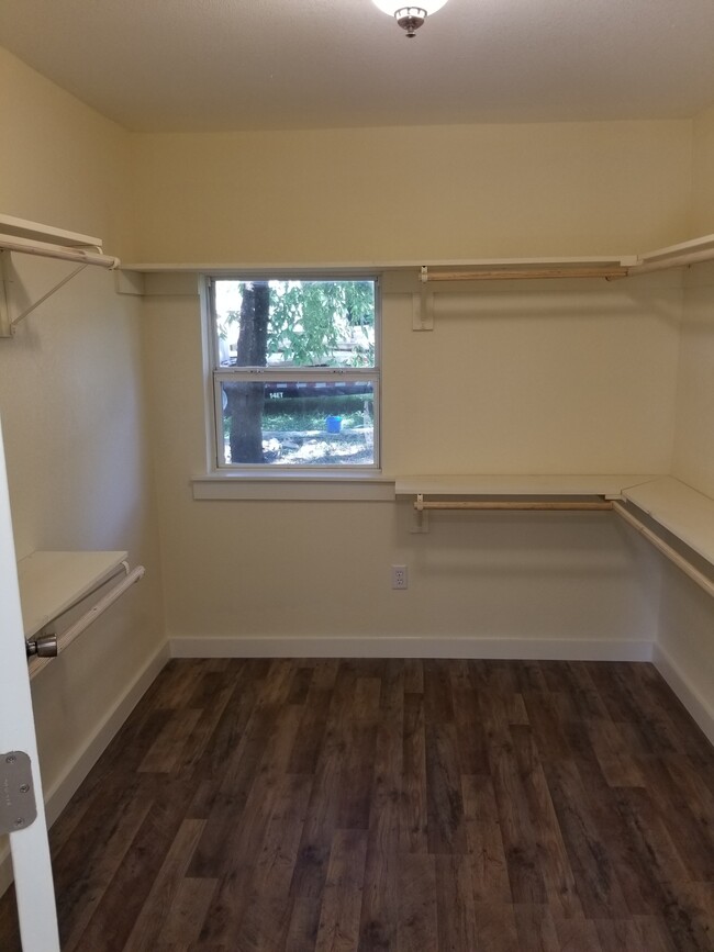 Building Photo - 602 Vernon St