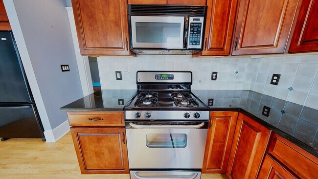 Building Photo - [In-Unit Laundry; Garden] Townhouse-Style Living, with Historical Details & Parking!