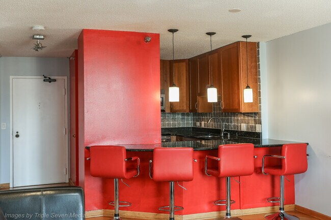 Building Photo - 1212 N La Salle Dr