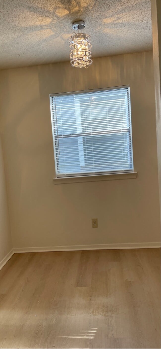 Building Photo - 401 Shadow Oaks Dr