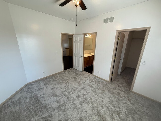 Building Photo - 3 Bed, 2 Bath Townhome Available Now!