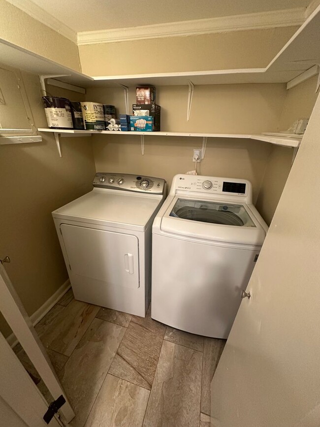 Building Photo - 3BD/2BA Townhouse located in Whispering Oaks!