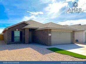 Building Photo - 3 Bedroom Home Available For Spring Pre-Lease