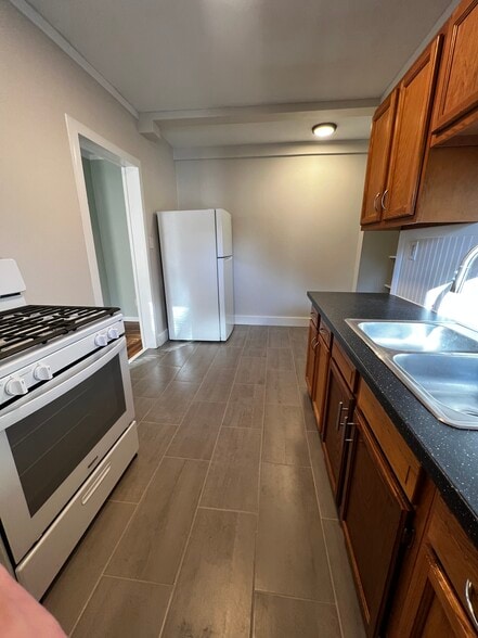 Kitchen - 4414 Ivanhoe Ave