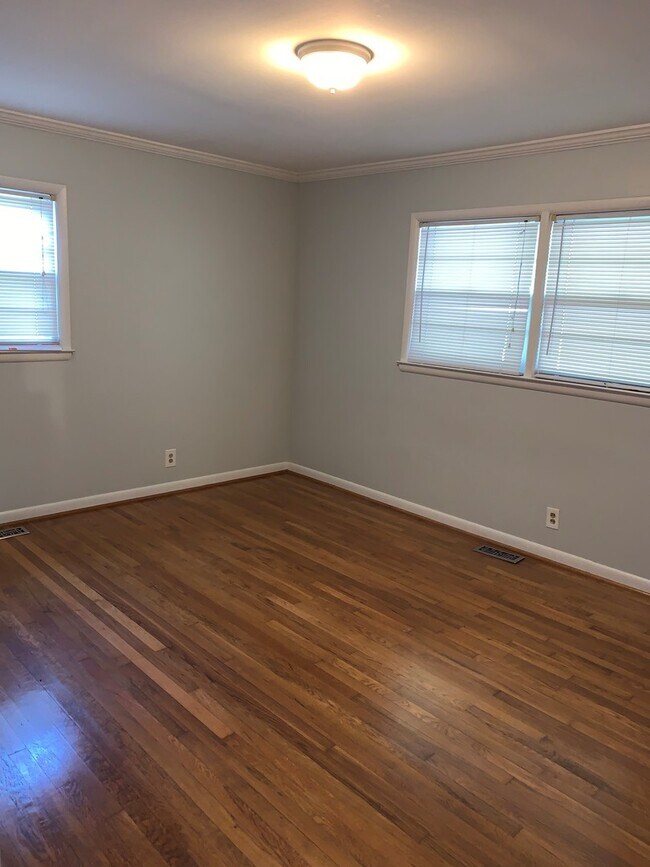 Building Photo - AVAILABLE MID-JUNE!