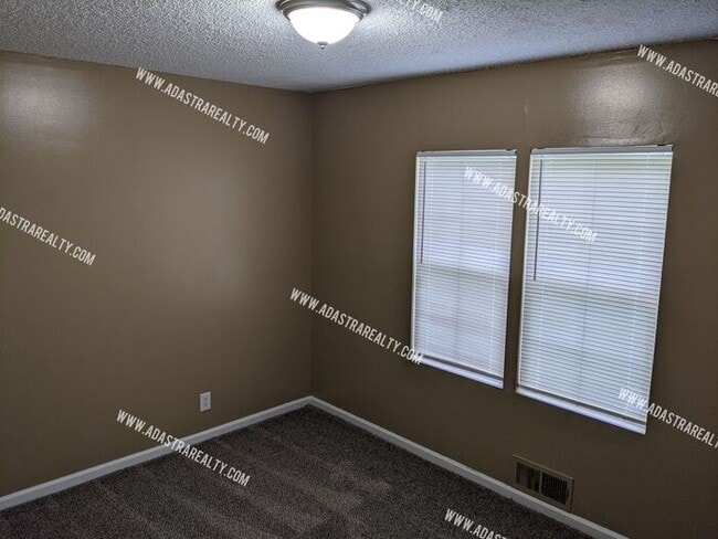 Building Photo - Updated South KCMO Home-Available NOW!!