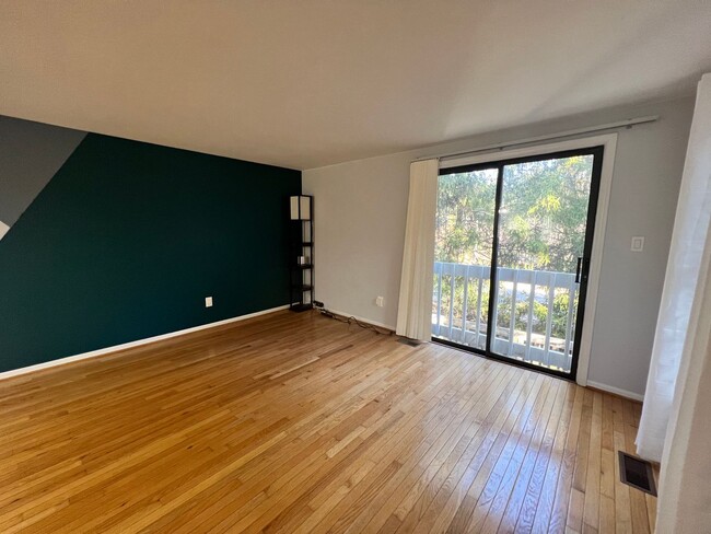 Building Photo - Newly Renovated 4 BR/3.5 BA Townhome in Su...