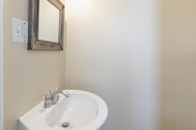 Building Photo - 5707 Acorn St