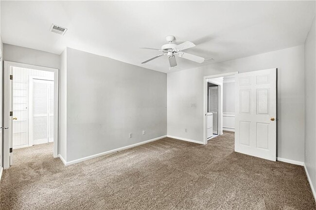 Building Photo - 302 S River Farm Dr